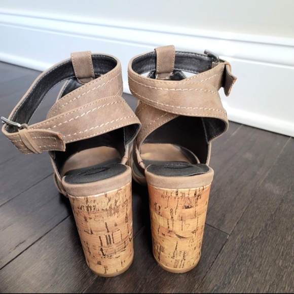 G by Guess Open Toe Heel Sandals - Picture 5 of 6